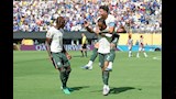 إنزو يحتفل مع جواو بيدرو