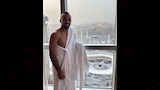 قفشة يؤدي مناسك العمرة