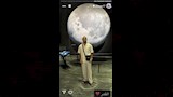 محمد أفشة بجانب مجسم للقمر
