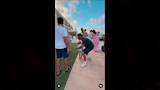 محمد رمضان يحتضن طفلا من جمهوره
