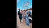 محمد رمضان يغني مع جمهوره واحدة من أغانيه
