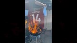 مشجع وست هام يحرق قميص محمد قدوس (1)