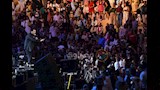 محمد فؤاد يتفاعل مع الجمهور في حفل نجوم التسعينات