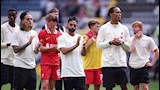 وقف لاعبو ليفربول على أرض الملعب في ديبديل واستمعوا إلى هتافات المشجعين لجوتا (3)