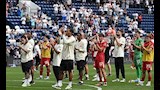 وقف لاعبو ليفربول على أرض الملعب في ديبديل واستمعوا إلى هتافات المشجعين لجوتا (2)
