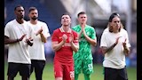 وقف لاعبو ليفربول على أرض الملعب في ديبديل واستمعوا إلى هتافات المشجعين لجوتا (1)