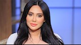 مي القاضي تثير الجدل بظهورها مع حيوان غريب في البحر