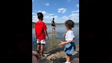 ابناء جورجينا ورونالدو امام احد الشواطئ