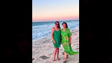 الهام شاهين وشقيقتها ايناس شاهين في الساحل