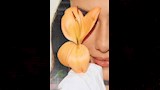 جيهان الشماشرجي تضع وردة على وجهها (2)