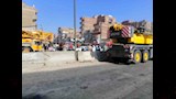 الدفع بـ3 أوناش لرفع كوبري المشاة بطوخ