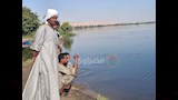 الاهالي يجلسون على ضفة النيل  