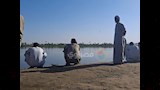 الاهالي يجلسون على ضفة النيل 
