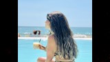 منة فضالي تقضي اجازة الصيف على البحر