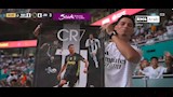 مشجع ريال مدريد يرفع لافتة بصورة كريستيانو رونالدو