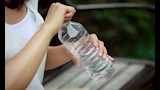 ما يفعله شرب الماء من الزجاجات البلاستيكية