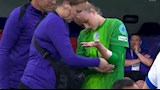 هانا هامبتون حارسة مرمى منتخب إنجلترا ترتدي ورقة الغش