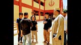 زيارة مؤثرة من طلاب أندونيسيين لمعلمهم بطهطا  (4)