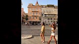 كنزي دياب تتجول مع صديقتها