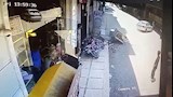 سيدة تقتحم بسيارتها محلًا تجاريًا