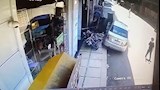 سيدة تقتحم بسيارتها محلًا تجاريًا