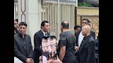 مصطفى كامل وشقيق أحمد عامر يستقبلان المعزين 