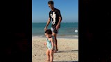إمام عاشور وابنته في المصيف
