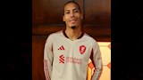 فان دايك بالقميص الاحتياطي لليفربول