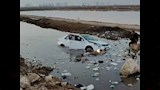 سقوط سيارة في مياه ملاحة (2)