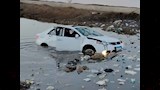 سقوط سيارة في مياه ملاحة (4)