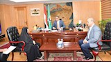 محافظ الفيوم يكرم سيدة تبلغ 80 عامًا تحدت الأمية