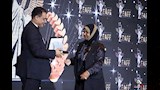 مخرجة فيلم ست اخوات تتسلم الجائزة
