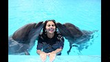 منة عرفة تستمتع بالإجازة مع الدلافين