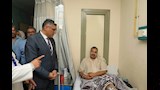 محافظ الجيزة يزور بطل واقعة إنقاذ فتاة المنيب للاطمئنان على صحته (4)