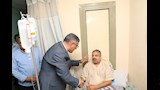 محافظ الجيزة يزور بطل واقعة إنقاذ فتاة المنيب للاطمئنان على صحته (3)