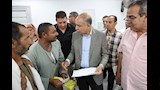 محافظ المنيا يستجيب لمواطن ويوقع له عقد تقنين أرض (1)