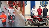 3 طلاب على موتوسيكل يعتدون على طفل في الشارع