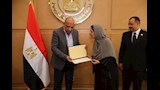 وزير الكهرباء يسلّم عدد من العاملين المتميزين شهادات تقدير 