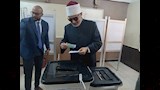 مفتي الجمهورية يدلي بصوته في انتخابات مجلس الشيوخ بكفر الشيخ (1)