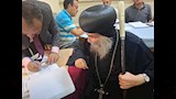 أسقف أسيوط يدلي بصوته فى انتخابات الشيوخ (10)