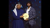 النني يتسلم جائزة أفضل لاعب بالدوري الإماراتي (2)