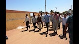 محافظ أسوان يتفقد مشروع الصرف الصحي بغرب سهيل  