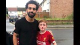 محمد صلاح ومعجب حاول اللحاق به فاصطدم بعمود إنارة