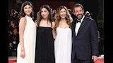 آدم ساندلر يظهر في ظهور نادر ببدلة رسمية في مهرجان البندقية السينمائي برفقة زوجته وبناته4