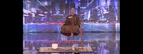 متسابق يفاجئ الجمهور"America's Got Talent 2013" بإرتكازه طائرا على عصا من الثبات