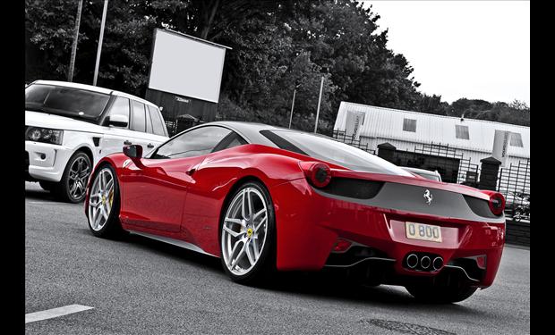 فيراري 458 Italia السوبر رياضية يمكن أن ينشب بها حريق