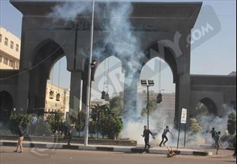 قوات الشرطة تدخل جامعة الأزهر بالمدرعات وتطلق الغاز لتفريق طلاب الإخوان