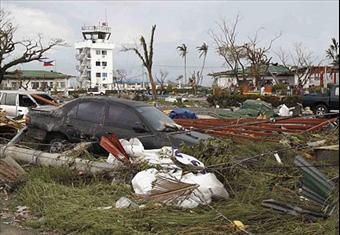 إعصار هايان يضرب فيتنام ودول العالم تهب لمساعدة الفلبين