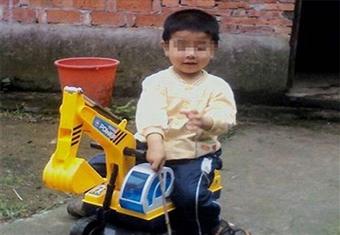 بالفيديو.. أم صينية تشعل النار في طفلها بسبب مشاكل زوجيه