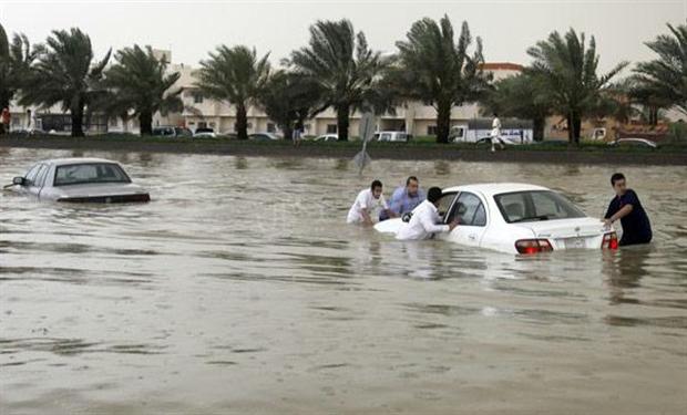 بعض النصائح لقيادة آمنة أثناء المطر